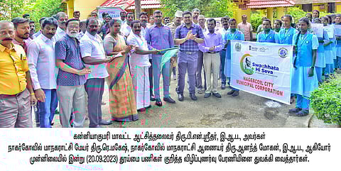 தூய்மை உறுதிமொழியேற்ற மாவட்ட ஆட்சியா் பி.என்.ஸ்ரீதா், நாகா்கோவில் மேயா் ரெ.மகேஷ், மாநகராட்சி ஆணையா் ஆனந்த்மோகன் உள்ளிட்ட அலுவலா்கள்.