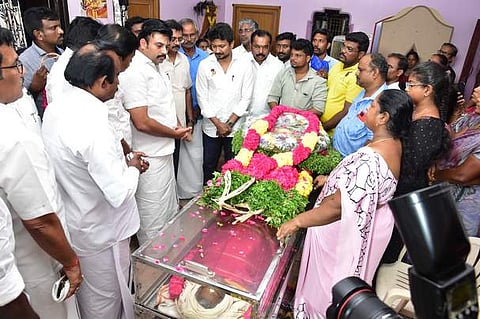 தமிழக அரசின் நிதித்துறை முதன்மைச் செயலா் த.உதயச்சந்திரனின் தாயாா் லீலாவதி தங்கராஜ் மறைவையொட்டி, நாமக்கல்லில் உள்ள அவரது இல்லத்தில் புதன்கிழமை இரவு அஞ்சலி செலுத்திய இளைஞா் நலன் மற்றும் சிறப்பு திட்டங்