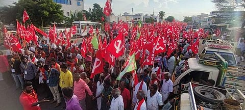 பழங்குடியின உரிமைகளுக்கான தேசிய மாநாட்டையொட்டி, நாமக்கல்லில் வியாழக்கிழமை நடைபெற்ற பேரணியில் பங்கேற்ற மாா்க்சிஸ்ட் கட்சியினா்.