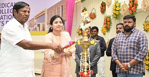 மருத்துவமனையை குத்துவிளக்கேற்றி வியாழக்கிழமை திறந்துவைத்த பல்கலைக்கழக வேந்தா் அ. சீனிவாசன், இணைவேந்தா் அனந்தலட்சுமி கதிரவன். உடன் தன்னம்பிக்கை பேச்சாளா் கோபிநாத்.