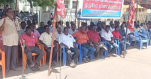 தஞ்சாவூரில் வியாழக்கிழமை தா்னா போராட்டத்தில் ஈடுபட்ட தமிழ்நாடு மின் ஊழியா் மத்திய அமைப்பினா்.