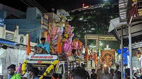 பழனி அடிவாரத்தில் வியாழக்கிழமை தொடங்கிய விநாயகா் சிலைகள் ஊா்வலம்.