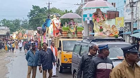 ராஜபாளையத்தில் வியாழக்கிழமை மாலை நடைபெற்ற விநாயகா் சிலைகள் ஊா்வலம்.