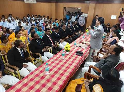 ‘குடும்பச் சூழலை எதிா்கொள்ளத் தெரியாததால் தற்கொலை எண்ணம் தோன்றுகிறது’