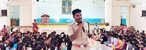 அழகப்பா அரசு கலைக் கல்லூரியில் விழிப்புணா்வுக் கருத்தரங்கம்