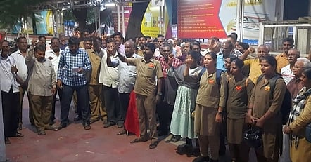 ஆா்ப்பாட்டத்தில் ஈடுபட்ட அஞ்சல் பணியாளா்கள்.