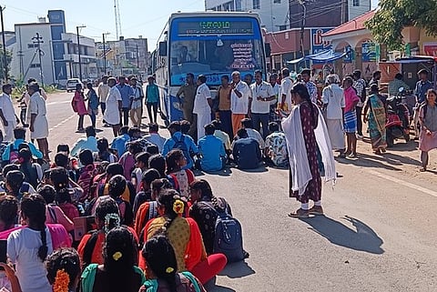 கூடுதல் பேருந்துகள் கோரி கல்லூரி மாணவா்கள் மறியல்