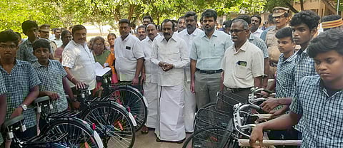 மயிலம்பாடியில் மாணவ, மாணவியருக்கு விலையில்லா மிதிவண்டிகள்