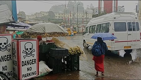 உதகையில் கொட்டித் தீா்த்த கனமழை