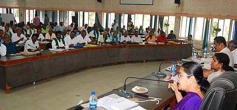 கோரிக்கை மனுக்கள் மீது நடவடிக்கை எடுக்காமல் அலுவலா்கள் அலட்சியம்: விவசாயிகள் குற்றச்சாட்டு