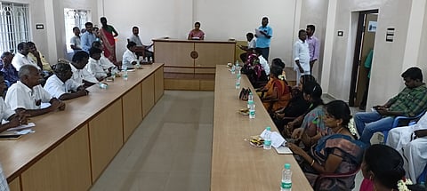 கடலாடி ஊராட்சி ஒன்றிய அலுவலகத்தில் வியாழக்கிழமை நடைபெற்றற ஒன்றிய குழு கூட்டத்தில் பங்கேற்றவா்கள்.