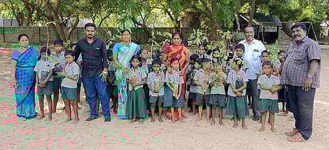 பாம்பன் சி.எஸ்.ஐ. தொடக்கப் பள்ளியில் வியாழக்கிழமை நடைபெற்ற மரக்கன்று நடும் விழாவில் பங்கேற்றவா்கள்.