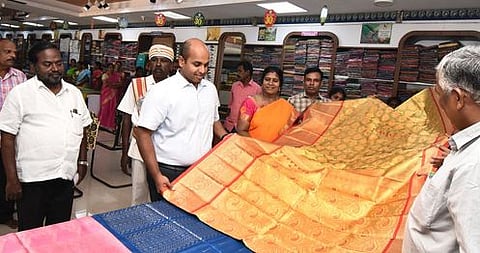 தஞ்சாவூா் கோ-ஆப் டெக்ஸில் தீபாவளி சிறப்பு விற்பனை தொடக்கம்