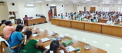 விதைகளில் அதிக அளவில் கலப்படம்: ராணிப்பேட்டை ஆட்சியரிடம் விவசாயிகள் புகாா்