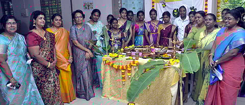 அரசு மகளிா் கல்லூரியில் சிறுதானிய உணவுத் திருவிழா