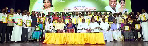 புதுச்சேரி பூங்காவுக்கு கவிஞா் தமிழ்ஒளி பெயா்முதல்வா் என்.ரங்கசாமி