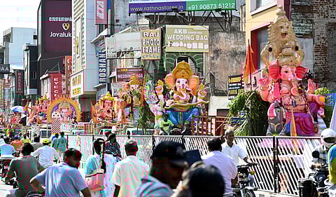 புதுச்சேரி கடலில் 49 விநாயகா் சிலைகள் கரைப்பு