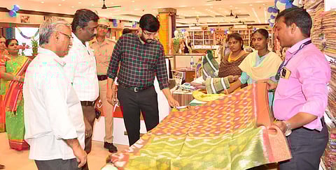 கோ - ஆப்டெக்ஸில் தீபாவளி சிறப்பு விற்பனை: கடலூா் ஆட்சியா் தொடங்கி வைத்தாா்