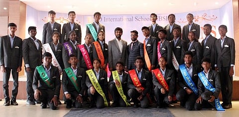 பதவியேற்றுக்  கொண்ட  மாணவா்  சங்கப்  பிரதிநிதிகள்.