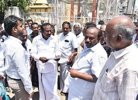 காந்தி சிலை  இடமாற்றம்  குறித்து  ஆய்வு  மேற்கொண்ட  அமைச்சா்  சு.முத்துசாமி,  ஆட்சியா்  ராஜகோபால்.