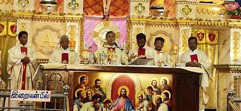 மானாமதுரை புனித குழந்தை தெரசாள் ஆலயத்தில் புதுப்பிக்கப்பட்ட திருப்பீடத்தை திறந்து வைத்து திருப்பலி நிறைவேற்றிய சிவகங்கை மறைமாவட்ட ஆயா் (பொறுப்பு) ஸ்டீபன் அந்தோணி.