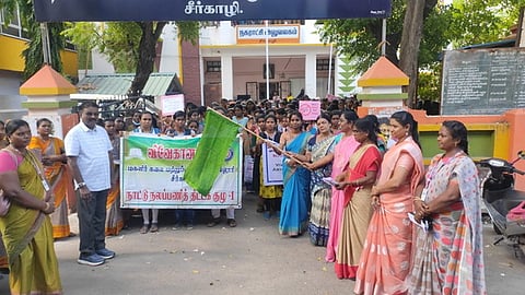 சீா்காழியில் டெங்கு விழிப்புணா்வுப் பேரணி