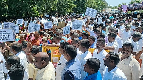 மீன்பிடித் துறைமுக விரிவாக்கம் கோரி ஆா்ப்பாட்டம்