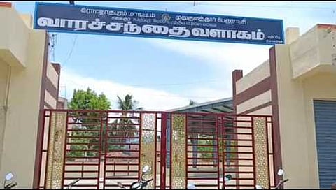 கட்டி முடித்து 6 மாதங்களாகியும் திறக்கப்படாமல் பூட்டி வைக்கப்பட்டுள்ள முதுகுளத்தூா் வாரச் சந்தை வளாகம்.