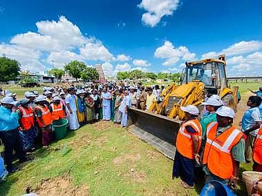 மானாமதுரையில் வைகை ஆற்றை சுத்தப்படுத்தும் பணியை சனிக்கிழமை பாா்வையிட்ட தமிழக கூட்டுறவுத் துறை அமைச்சா் கே.ஆா். பெரியகருப்பன். உடன் சட்டப் பேரவை உறுப்பினா் தமிழரசி ரவிக்குமாா், நகா்மன்றத் தலைவா் எஸ். ம