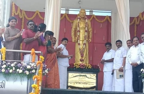 நாமக்கல் சிவியாம்பாளையத்தில், 12 அடி உயர சிலம்பொலி சு.செல்லப்பன் சிலையை காணொலி மூலம் திறந்து வைத்தார் முதல்வர் மு.க.ஸ்டாலின்.