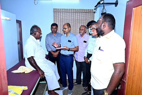 கீழச்சிவல்பட்டியில் ஞாயிற்றுக்கிழமை நடைபெற்ற இலவச மருத்துவ முகாமில் பங்கேற்றவா்கள்.