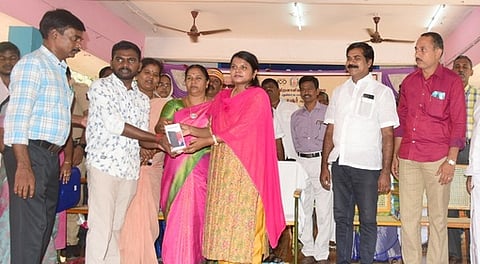 ஆலங்குடியில் சனிக்கிழமை நலத்திட்ட உதவி வழங்கிய மாவட்ட ஆட்சியா் ஐ.நா. மொ்சிரம்யா.