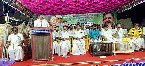 முதுகுளத்தூரில் நடைபெற்ற அதிமுக பொதுக்கூட்டத்தில் பேசிய அதிமுக மாவட்டச் செயலா் எம்.ஏ.முனியசாமி.