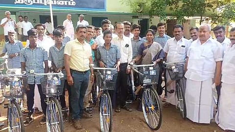 மாணவா்களுக்கு விலையில்லா மிதிவண்டிகளை வழங்கிய மானாமதுரை சட்டப்பேரவைத் தொகுதி உறுப்பினா் தமிழசி ரவிக்குமாா்.