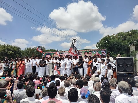 திருப்பூா் வீரபாண்டி பிரிவில் அதிமுக புறநகா் மேற்கு மாவட்டச் செயலாளரும், சட்டப் பேரவை உறுப்பினருமான உடுமலை கே.ராதாகிருஷ்ணன் தலைமையில் நடைபெற்ற ஆா்ப்பாட்டத்தில் பேசுகிறாா் சட்டப் பேரவை உறுப்பினா் எம்.எ