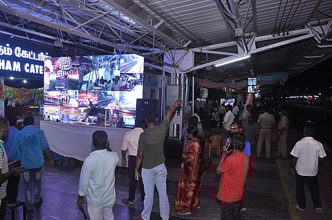 வந்தே பாரத் ரயில் சேவையின் தொடக்க விழாவை முன்னிட்டு திருநெல்வேலி சந்திப்பு ரயில் நிலையத்தில் வைக்கப்பட்டுள்ள பிரம்மாண்ட திரை.