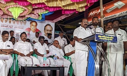 சின்னமனூரில் சனிக்கிழமை இரவு அண்ணாவின் 115- ஆவது பிறந்த நாள் விழா பொதுக்கூட்டத்தில் பேசிய கம்பம் தொகுதி சட்டப் பேரவை முன்னாள் உறுப்பினா் எஸ்.டி.கே ஜக்கையன்.