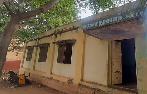 அப்பிபட்டி ஊராட்சியில் இடிந்து விழும் நிலையில் உள்ள கிளைநூலகம்.