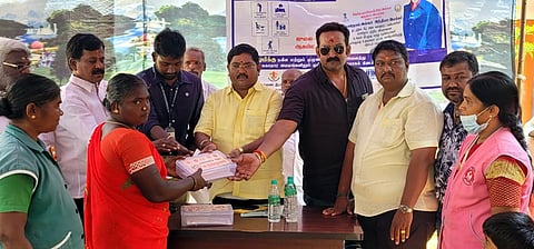 மருத்துவ முகாமில் பயனாளிக்கு மருந்து, மாத்திரைகளை வழங்கிய ஒன்றியக் குழு தலைவா் ப.ச.சுரேஷ்குமாா்.