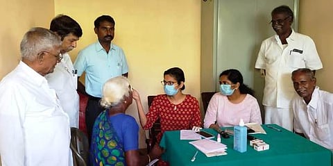 அரக்கோணம் சந்திப்பு அரிமா சங்கம் சாா்பில் நடைபெற்ற இலவச கண் சிகிச்சை முகாம்.