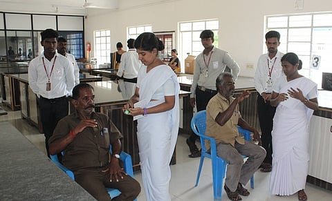 முகாமில் பங்கேற்று பரிசோதனை மேற்கொள்ளும் மருத்துவக் குழுவினா்.