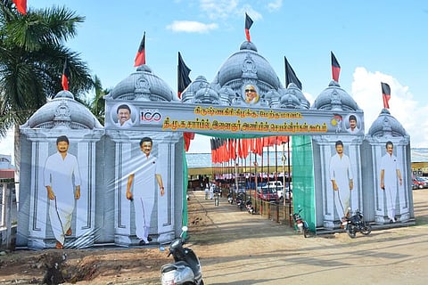 விழா நடைபெறும் கிருஷ்ணகிரி, தேவராஜ் மஹால் முன்பாக அமைக்கப்பட்டுள்ள முகப்புத் தோற்றம்.