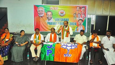 ஆலோசனைக் கூட்டத்தில் பேசிய பாஜக தேசியச் செயலா் சத்யகுமாா். உடன் கட்சியின் புதுவை மாநிலத் தலைவா் வி.சாமிநாதன் உள்ளிட்டோா்.