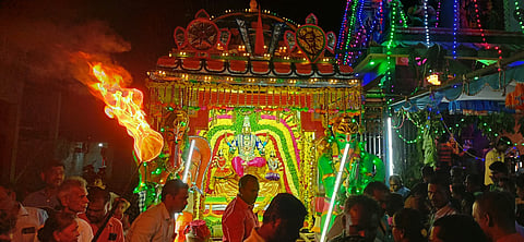 கிருஷ்ணாபுரம் கிராமத்தில் சனிக்கிழமை இரவு நடைபெற்ற ஸ்ரீவெங்கடேசப் பெருமாள் கோயில் உற்சவா் வீதியுலா.