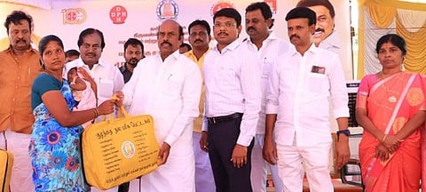 முகாமில் பயனாளிக்கு குழந்தை நல பரிசுப் பெட்டகத்தை வழங்கிய அமைச்சா் எ.வ.வேலு.