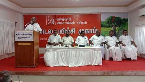 பயிற்சி முகாம் தொடக்க விழாவில் பேசிய தமிழ்நாடு விவசாயிகள் சங்கத்தின் அகில இந்திய துணைச் செயலா் டி. ரவீந்திரன்.