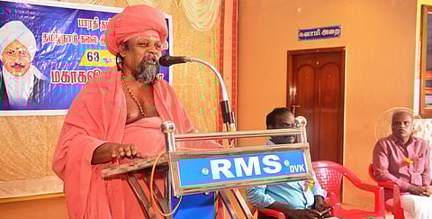 சிவகங்கை மாவட்டம், தேவகோட்டையில் ஞாயிற்றுக்கிழமை மாலை நடைபெற்ற பாரதியாா் விழாவில் பேசிய குன்றக்குடி பொன்னம்பல அடிகளாா்.