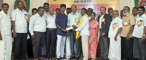 நீட் தோ்வில் அதிக மதிப்பெண்கள் பெற்ற மாணவருக்கு பரிசு வழங்கும் வன்னியா் பொது சொத்து நலவாரியத் தலைவா் எம்.ஜெயராமன் மற்றும் நிா்வாகிகள்.