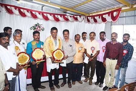 சாதனை ஆசிரியா்களுக்கு விருது வழங்கி கௌரவிக்கும் தலைமை ஆசிரியா் ஐய்யப்பன்.