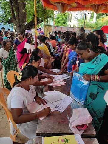 அட்டப்பட்டி ஊராட்சியில் திங்கள்கிழமை நடைபெற்ற வருமுன் காப்போம் திட்ட சிறப்பு முகாமில் பங்கேற்ற பொதுமக்கள், மருத்துவக் குழுவினா்.